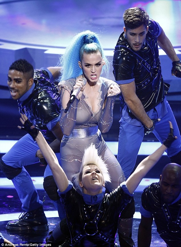 Katy Perry thật sự đã “cướp” sân khấu của lễ trao giải ECHO music với phần trình diễn tràn đầy năng lượng